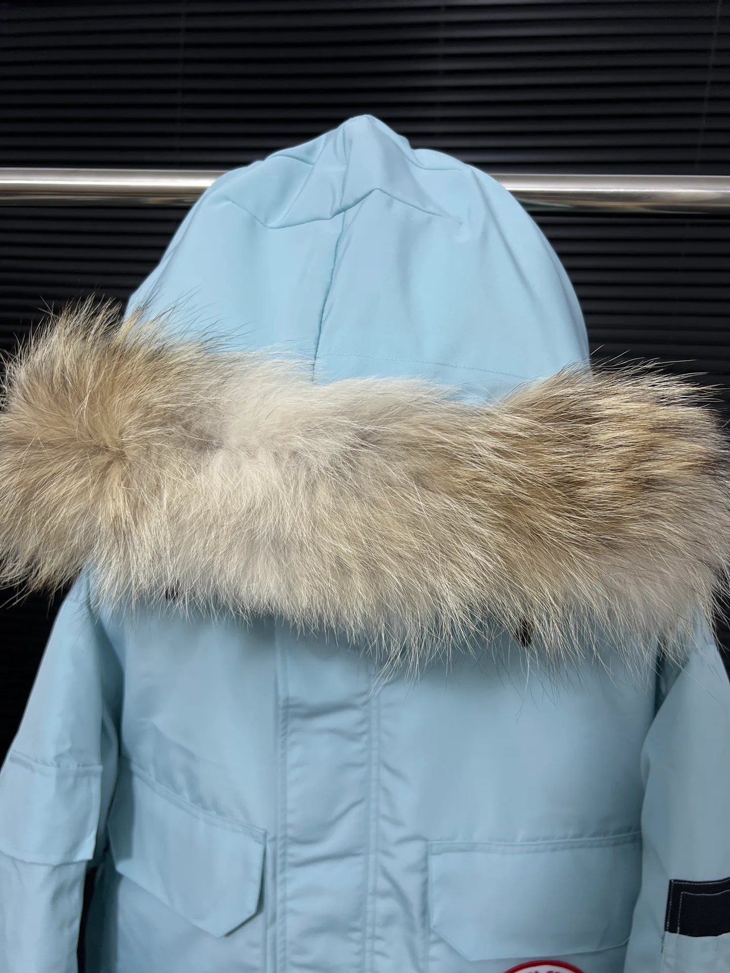 P780 🆕 Top original version, supports chip sensor with handbag 𝗖𝗮𝗻𝗮𝗱𝗮 𝗚𝗼𝘀𝗲 / 🇨🇦 Canada Goose 08 Down Jacket ⚠️ Partners who have been cooperating with us in the past few years know that no matter what is produced outside, our pure genuine trading company ships ❗️ After the test of time, we have received rave reviews. You can compare the market products with us. If you are not satisfied, you can return it at will. You are also welcome to come to ZG to see it and then come to my home to buy‼  1⃣️ The filling is 80% white duck down, with a weight of 500g. Regarding the down content, you can feel it with your hands. Good down has no embarrassment and can be called a walking duvet! 2⃣️ The fabric is made of Feather-Light 10D waterproof coating fabric, which is made of 84.5 polyester fiber and 15.5 cotton. The surface is treated with a special Teflon protective coating produced by DuPont to prevent wind and splash water, and makes the clothing anti-pollution and long-lasting new features! 3⃣️ One-piece seamless cuffs, 13cm official length, all seals are stamped, and all the inner liner is hemmed. The overcoat means sewing all the inner liner once. On the one hand, it is to prevent the velvet from running off, and on the other hand, it can keep the stiffness of the clothes! 4⃣️ Original Yoshida Kogyo Kabushikigaisha zipper, top-grade zinc alloy electroplated zipper with the highest specifications, using precise Japanese craftsmanship, raw materials and management methods. Each zipper can withstand 100,000+ openings and closings 5⃣️ The detachable fur collar is made of top-grade imported wolf fur, which is not comparable to the loose and soft raccoon fur and fake fur on the market. It is a natural Siberian coyote fur collar. The delicate and strong feel is the sense of life that comes from the erosion of wind and frost in nature. 6⃣️ Main logo double-thread 9-needle locking stranded embroidery, electronic digital automatic embroidery, maple leaves with sharp edges. Size: XS-XXL Color: black, off-white, graphite gray, sapphire blue Dark Blue Pink Azure Graphite Gray Black Label Shoulder Width Chest Sleeve Length Clothes Length Recommended Weight kg 67 87 80-90 2XL 58 136 69 89 90-105